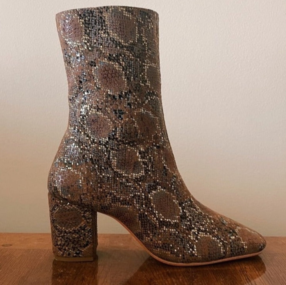 Womens boot in suede snakeskin print